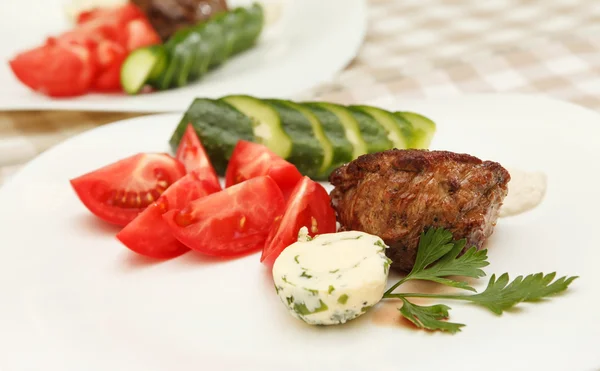 Steak s čerstvou zeleninou — Stock fotografie