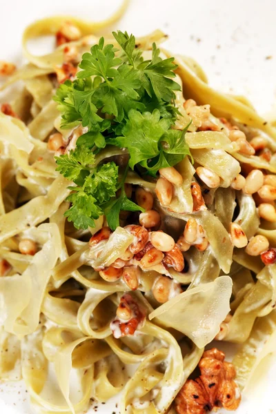 Pasta met roomkaas en cedar noten — Stockfoto