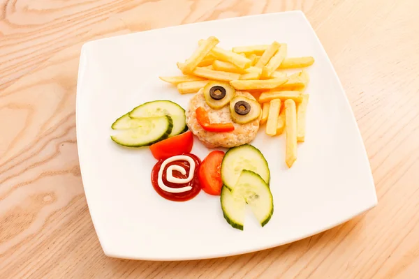 Pommes mit Schnitzel zum Kindermenü — Stockfoto