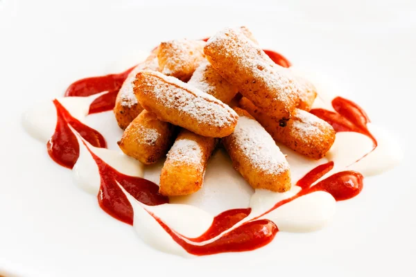 Dessert da fiocchi di latte con salsa — Foto Stock