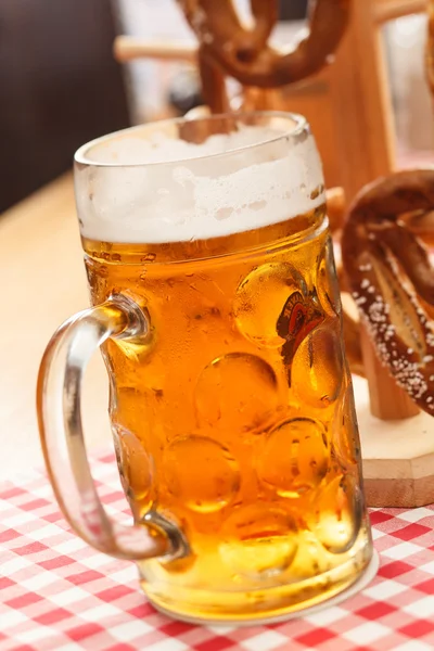 Pão pretzel alemão com cerveja — Fotografia de Stock