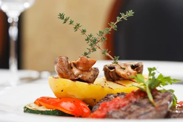 Gegrilltes Steak mit gebackenem Gemüse — Stockfoto