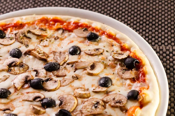 Pizza com cogumelos — Fotografia de Stock