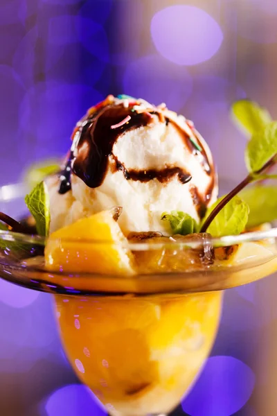 Helado con frutas —  Fotos de Stock