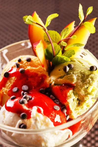 Gelato con frutta — Foto Stock