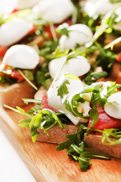 Sandwich mit Tomaten, Mozzarella und Rucola — Stockfoto