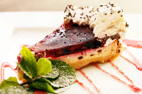 Tårta med jordgubbar gelé — Stockfoto