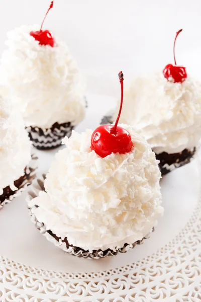 Cupcakes mit Sahne und Kirsche — Stockfoto