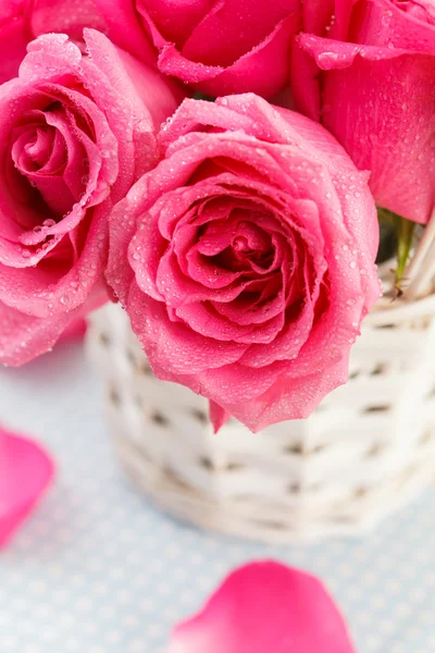 Roze rozen in de mand — Stockfoto