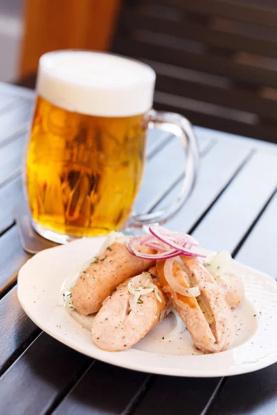 Würstchen und Bier — Stockfoto