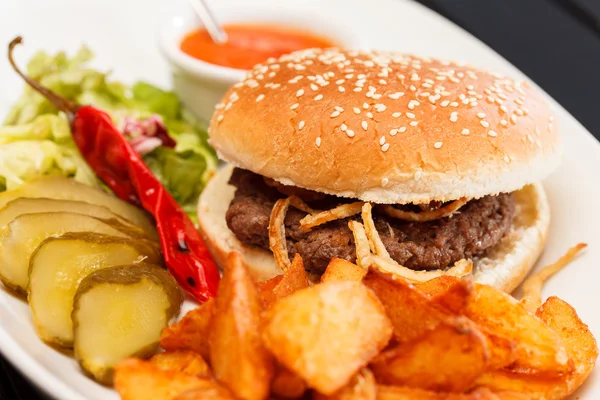 Bira ile Burger — Stok fotoğraf