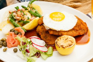 patates ile Wiener schnitzel