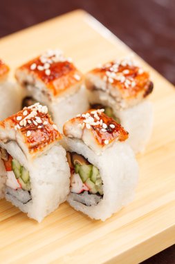 suşi ile yılan balığı