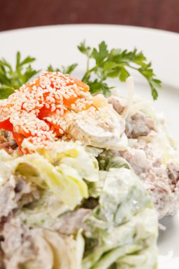 Tavuk ve mantar salatası