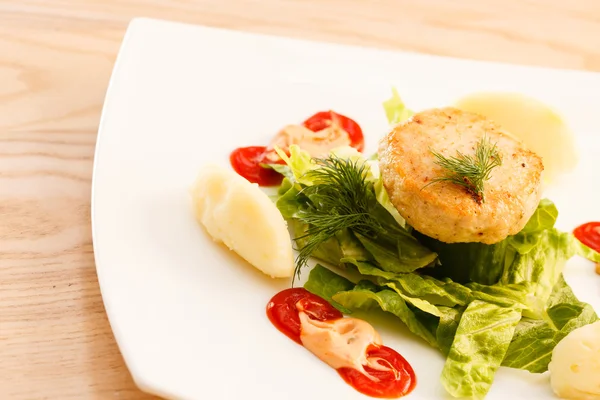 Hähnchenschnitzel mit Kartoffelpüree — Stockfoto