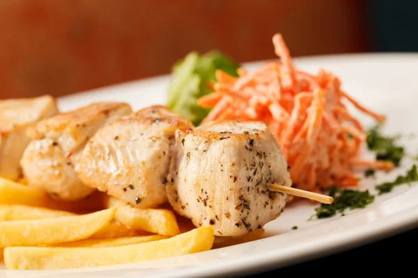 Chcken kebab med pommes frites — Stockfoto