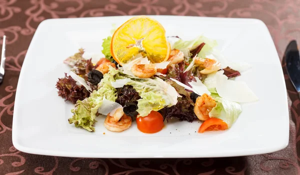 Салат с креветками — стоковое фото