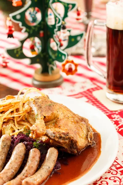 Viande rôtie sur la table de Noël — Photo