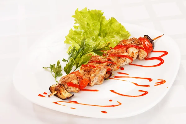 Kebab de frango com molho de tomate — Fotografia de Stock