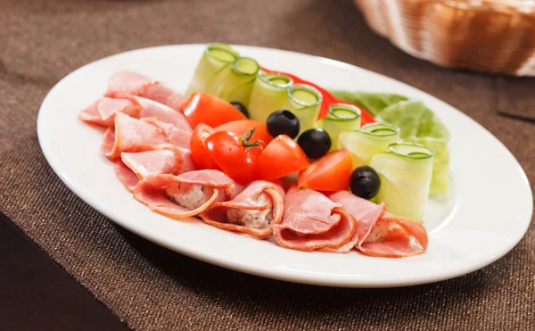 Aperitivo de carne com legumes — Fotografia de Stock