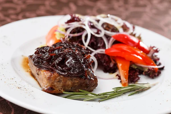 Bife de vaca com salada — Fotografia de Stock