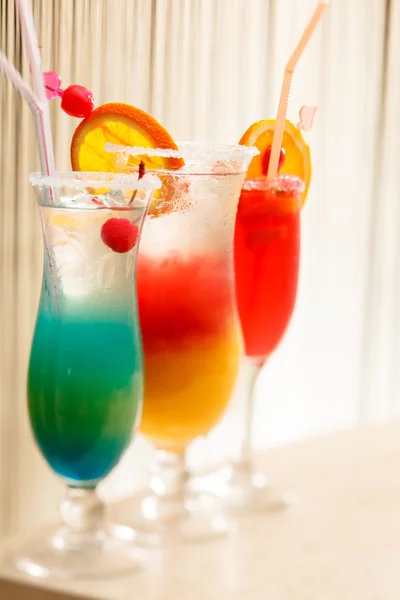 Cocktails i baren — Stockfoto