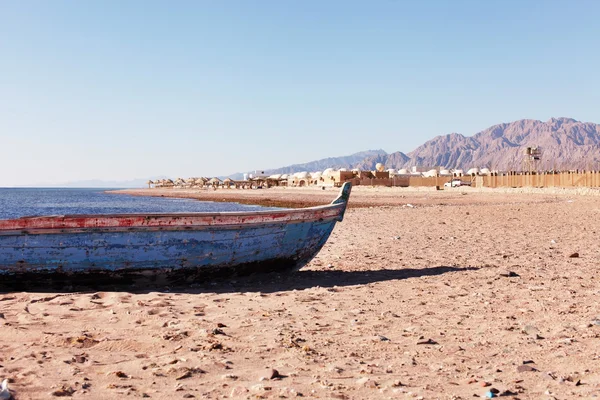 Old boat on beach — Stock Photo, Image