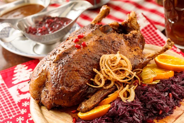 Pato asado en la mesa de Navidad — Foto de Stock