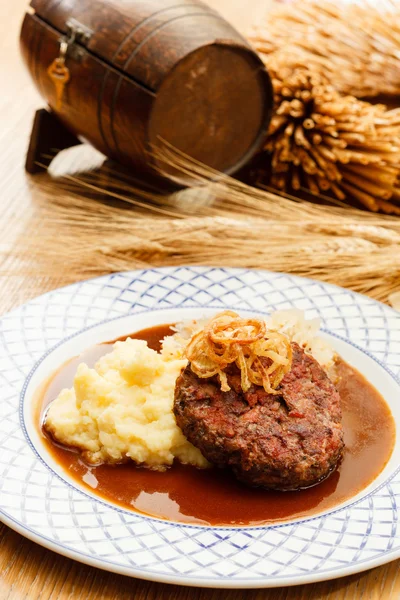 Beef cutlet with mashed potatoes — Stock Photo, Image