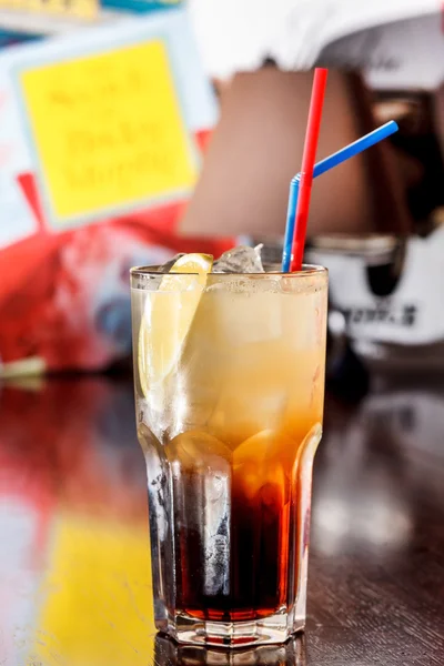Cocktail i baren — Stockfoto