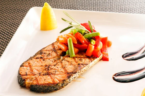 Filete de salmón con verduras — Foto de Stock