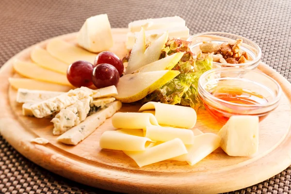 Assiette au fromage avec raisins — Photo