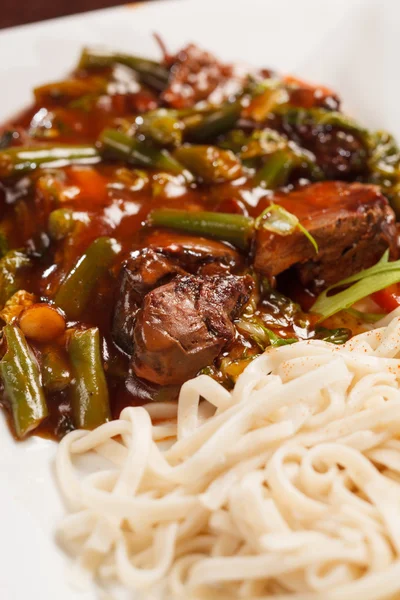 Udon mit Fleisch und Gemüse — Stockfoto