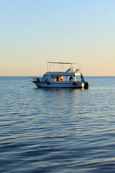 Katamaran na błękitne morze — Zdjęcie stockowe