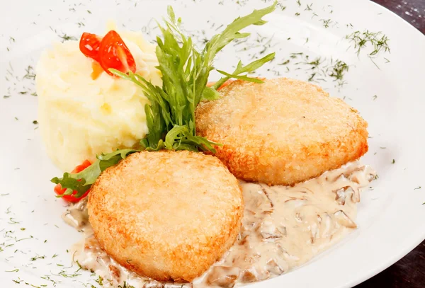 Escalope de pollo con patat — Stockfoto