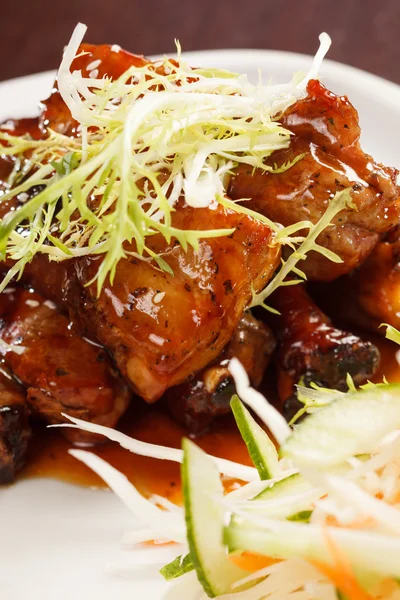 Grilled ribs with salad — Stock Photo, Image