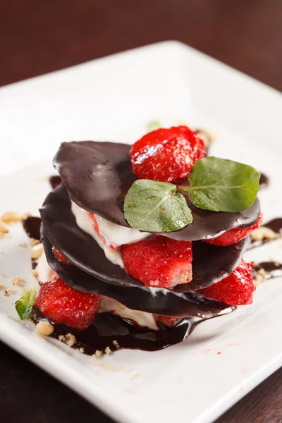 Шоколадний десерт з полуницею — стокове фото