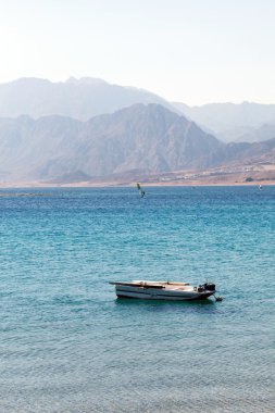 deniz üzerinde tekne