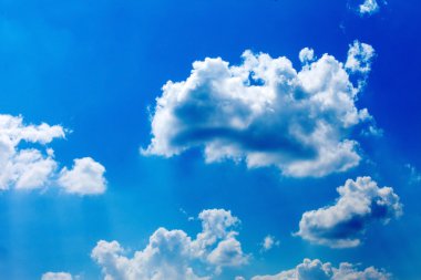 Bulutlu mavi gökyüzü