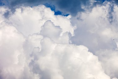 Bulutlu mavi gökyüzü