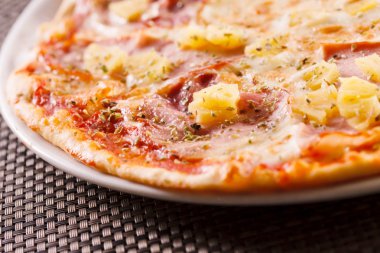 ananas ve jambon pizza