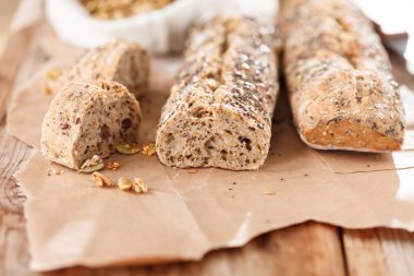 ahşap zemin üzerine ekmek