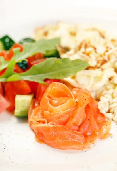 Scrambled eggs with salmon — Stock Photo, Image