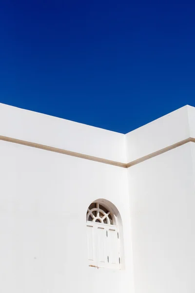 White building over blue sky — Stock Photo, Image