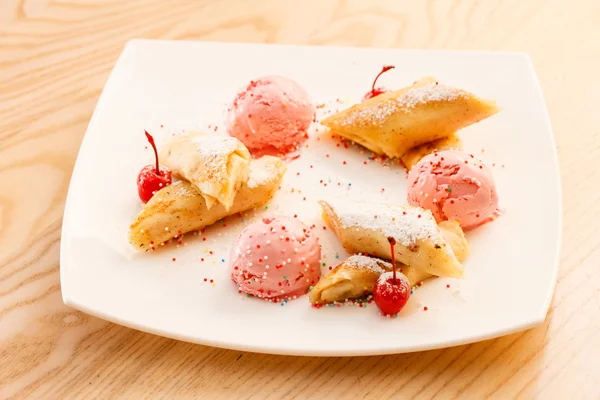 Pancakes with ice cream — Stock Photo, Image