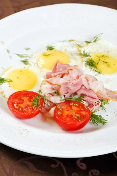 Huevos fritos con tocino y verduras — Foto de Stock