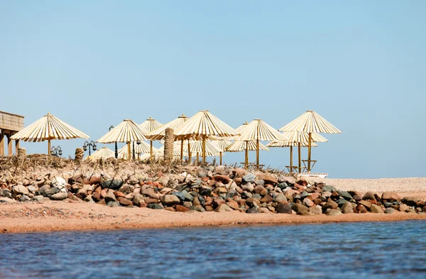 Parasol op het strand — Stockfoto