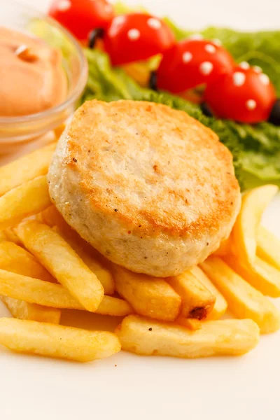 Pommes mit Hähnchenschnitzel — Stockfoto