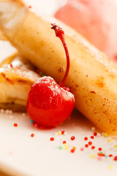 Pancakes with ice cream — Stock Photo, Image