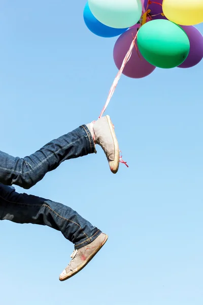 Beine fliegen mit Luftballons — Stockfoto